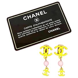 Orecchini Chanel Coco Mark gialli in plastica