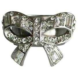Anello Chanel con motivo a nastro in strass
