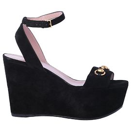 Gucci Wedges mit Plateau aus schwarzem Wildleder und Horsebit-Detail mit Knöchelriemen
