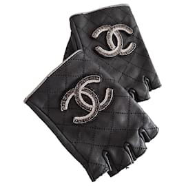 Chanel Guanti senza dita in pelle trapuntata nera logo CC
