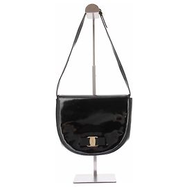 Salvatore Ferragamo Pochette in vernice nera