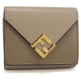 Cartera Fendi de tres pliegues 8M0480