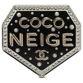 Spilla Chanel Coco Neige in resina nera CC, strass e perle finte
