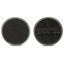 Orecchini a clip Chanel in ottone argentato e pelle con logo