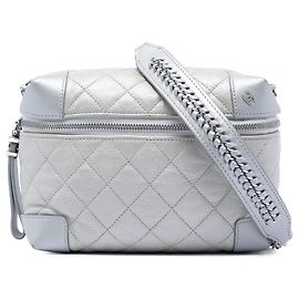 Borsa a tracolla Chanel Silver CC Quilted Metallic Calfskin Street Allure