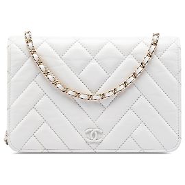 Portafoglio con catena in pelle di vitello chevron bianco CC di Chanel