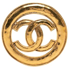 Broche ronde découpée en or plaqué CC doré Chanel