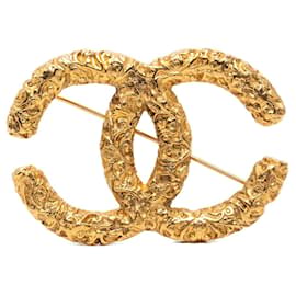 Spilla Chanel Gold CC placcata oro con rilievo barocco