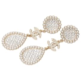 Orecchini pendenti Chanel Gold CC placcati oro, strass e perle finte, chiusura a perno