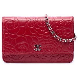 Chanel Wallet On Chain aus geprägtem Lammleder mit Red CC und Camellia