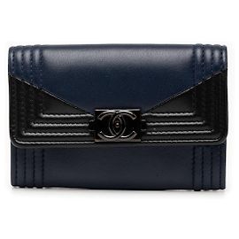 Tarjetero Boy Flap en piel de cordero bicolor azul Chanel