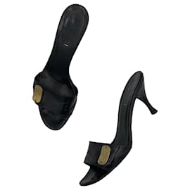Mule Gucci in pelle nera con logo