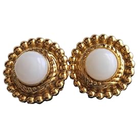 Orecchini a clip Chanel placcati oro cabochon bianco