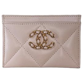 Portacarte Chanel 19 in vitello iridescente matelassé small