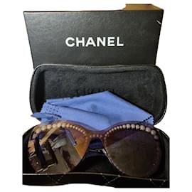 Sonnenbrille mit Perlenbesatz - Chanel