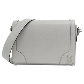 Borsa a tracolla Louis Vuitton Taiga New Flap Messenger