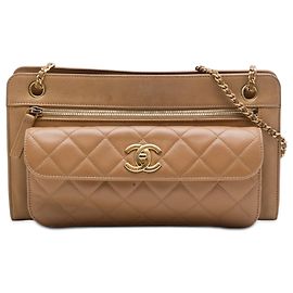 Bolsa de ombro Chanel Brown CC em lambskin matelassê com bolso frontal