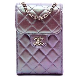 Portacellulare Chanel Purple CC in agnello trapuntato iridescente con catena