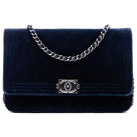 Chanel Boy Portemonnaie aus blauem gestepptem Samt mit Kette