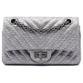 Chanel Reissue 2.55 Double Flap 224 aus silbernem Chevron Metallic Texturiertes Kalbsleder