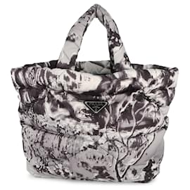 Prada Tote aus bedrucktem Re Nylon in Grau, gesteppt
