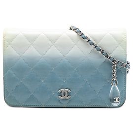 Portafoglio con catena Chanel Blue CC trapuntato Ombre in vernice e pelle di vitello invecchiata con cristalli