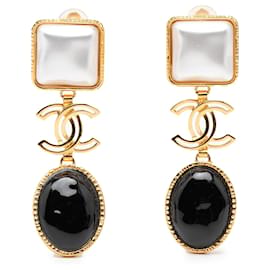 Orecchini a clip Chanel Gold CC placcati oro con finti perle e resina