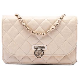 Portafoglio con catena Chanel Beige Round CC in pelle di vitello trapuntata con chiusura flip lock