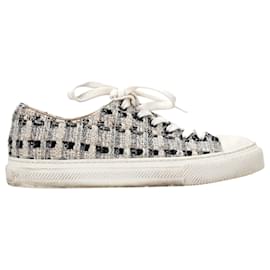 Sneakers Goldie di Stuart Weitzman in tweed multicolore