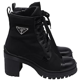 Botines con cordones Prada Re-Nylon Metal Triangle en cuero negro