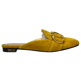 Mule Charlotte Olympia con dettaglio fibbia in velluto giallo