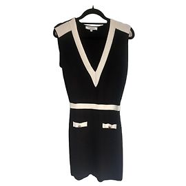 Morganne Bello Morgan schwarz-weißes V-Ausschnitt Kleid