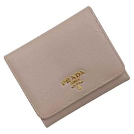 Cartera de tres pliegues Prada en piel Saffiano beige