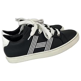 Hermès Sneakers in pelle nera con dettaglio H bianco
