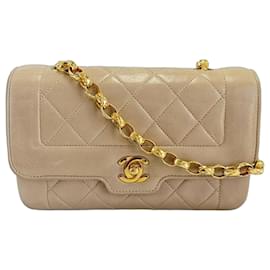 Borsa a tracolla Chanel Matelassé Diana Flap