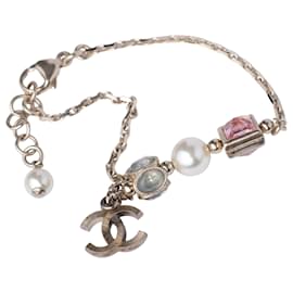 Bracciale Chanel in perle multicolore con ciondolo logo CC