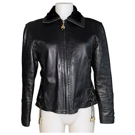 Gianni Versace Chaqueta de cuero Versace Versus con cuello de piel