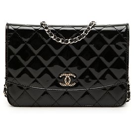 Portafoglio con catena Chanel Black CC trapuntato vernice Brilliant