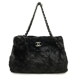 Borsa a tracolla tote Chanel Camellia in finta pelliccia e pelle verniciata