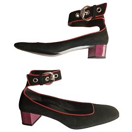 Gucci Pumps aus schwarzem Wildleder mit kontrastierendem Absatz