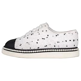 Sneakers in tessuto bianco Chanel con punta a contrasto Taglia 36 Usato