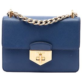 Borsa a tracolla con catena e chiusura Turnlock in Saffiano blu Prada