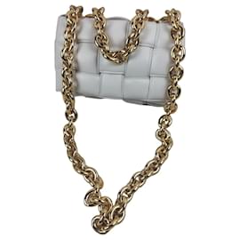 Borsa a tracolla Bottega Veneta Cassette in pelle intrecciata con catena dorata