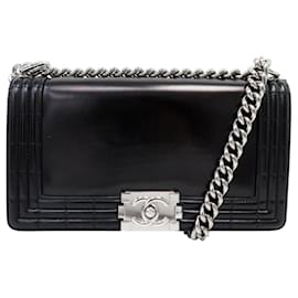 BORSA CHANEL BOY MEDIUM IN PELLE LACCATA NERA A SPALLA