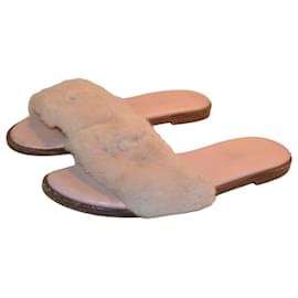 Louis Vuitton Chaussons en cuir rose et fourrure