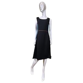 Prada Schwarzes Midi-Kleid mit blauen Einsätzen und orangefarbenen Nähten
