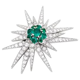 Autre Marque Spilla "Étoile", oro bianco, platino, smeraldi e diamanti.
