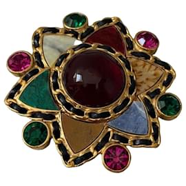 Spilla a forma di fiore in metallo dorato e pietre multicolori - Chanel