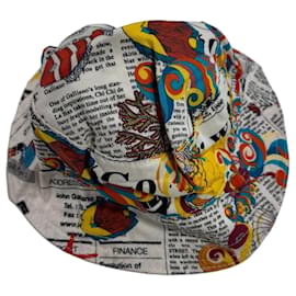 Chapeau bucket John Galliano à imprimé journal