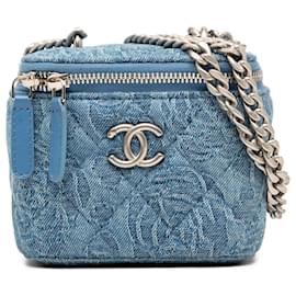 Beauty case Chanel Blue Mini in denim trapuntato con camelia Sweetheart e catena